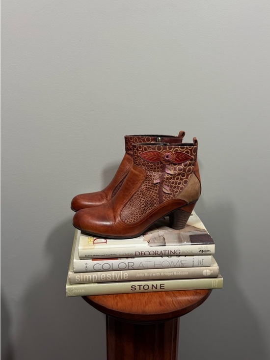 L'artiste Shoes - Women's Cognac Leather Ankle Booties with Decorative Cutouts